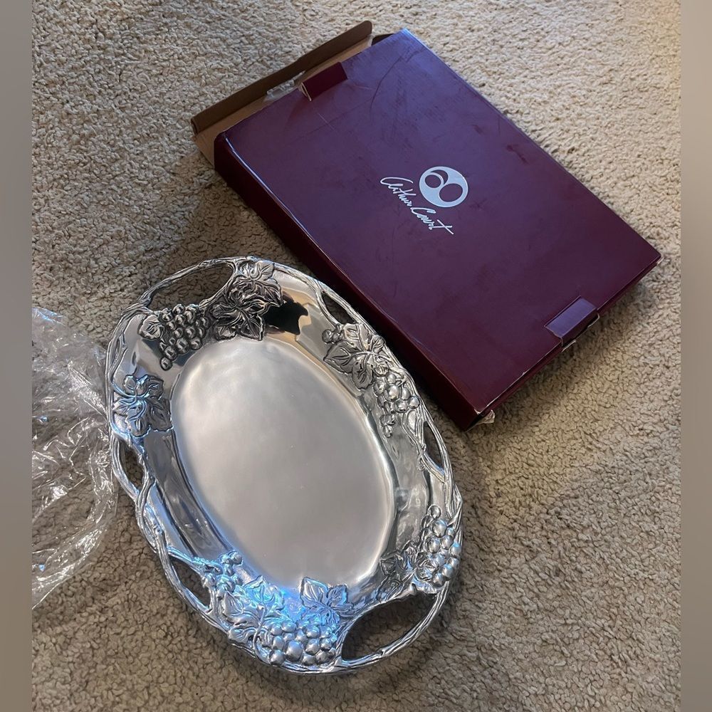 Arthur court grape dish
